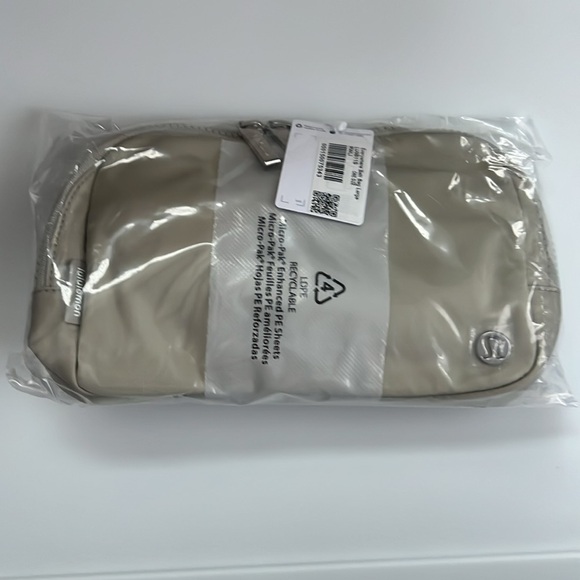 Lululemon Everywhere Belt Bag 2L - Raw Linen NWT - Picture 7 of 7